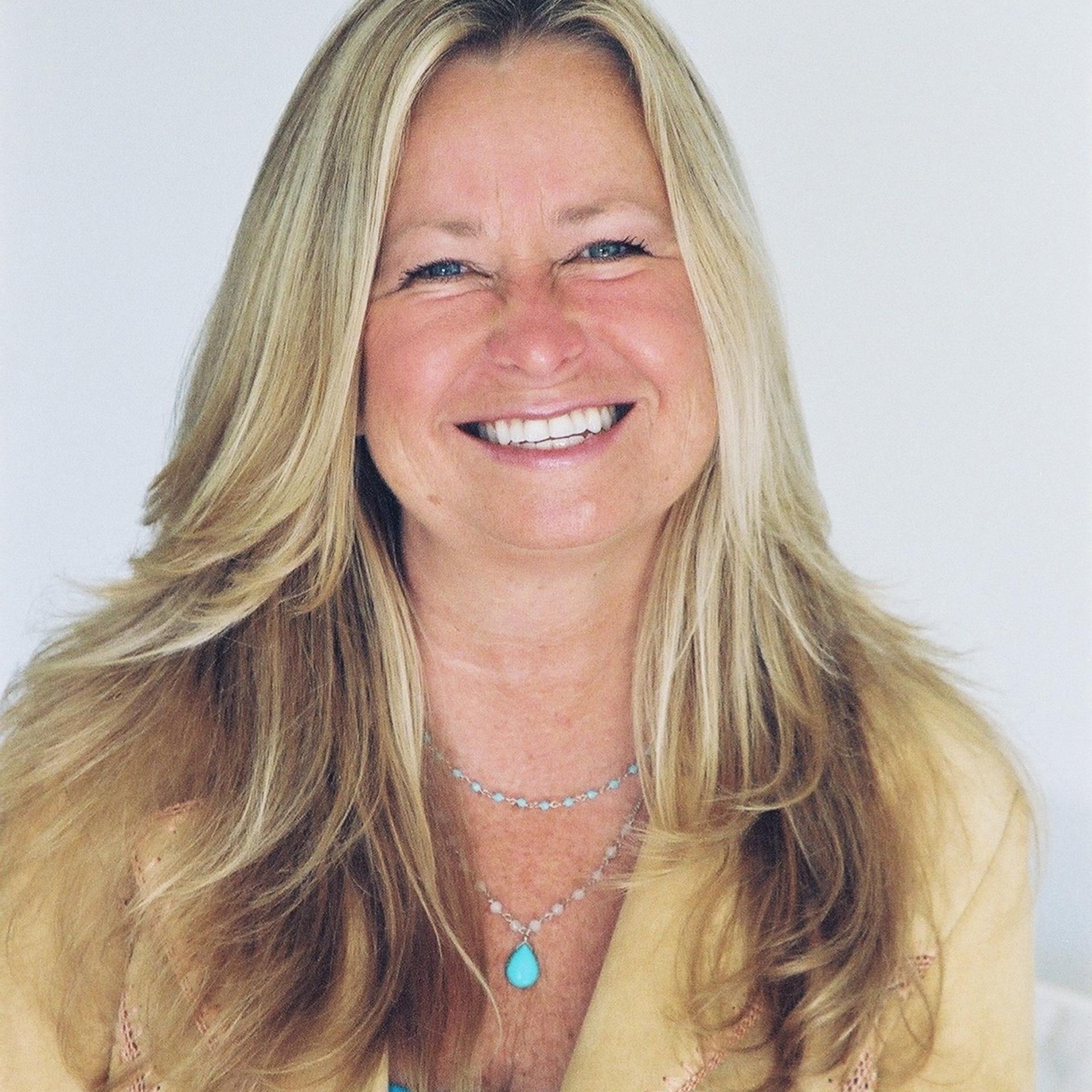 Auras, Parallel Universes, & Manifestation with Pamala Oslie