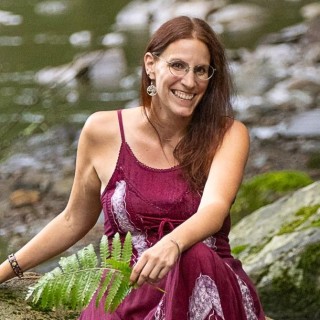 Dr. Diane Interviews Amelia South on the Food and Medicine Right in Your Own Backyard
