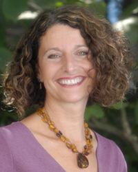  Antonia Greene 